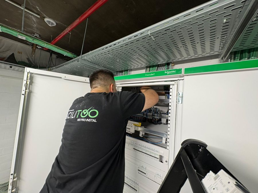 Facilitoo technician working on an electrical distribution panel